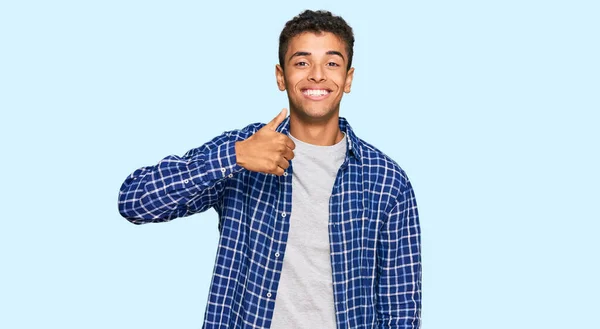 年轻英俊的非洲裔美国男人穿着休闲装 手举着快乐的大拇指 赞成的表情看着相机显示的成功 — 图库照片
