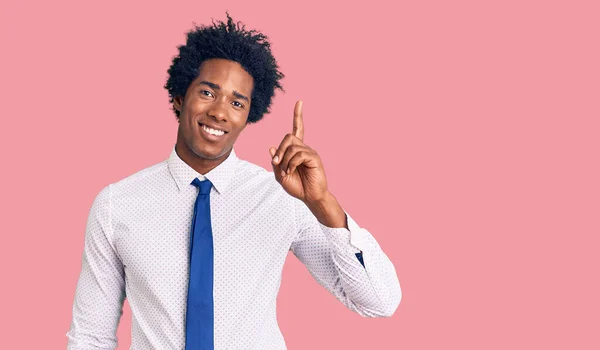 Bonito Afro Americano Com Cabelo Afro Vestindo Roupas Negócios Apontando — Fotografia de Stock