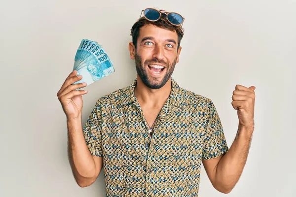 Hombre Guapo Con Barba Sosteniendo 100 Billetes Reales Brasileños Apuntando —  Fotos de Stock