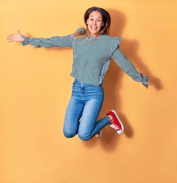 Jovem Bela Mulher Caucasiana Vestindo Roupas Casuais Sorrindo Feliz Saltando — Fotografia de Stock