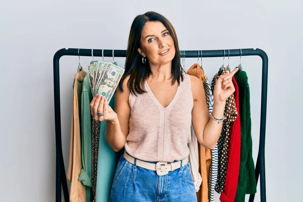Mediana Edad Morena Personal Shopper Mujer Sosteniendo Billetes Dólares Sonriendo — Foto de Stock