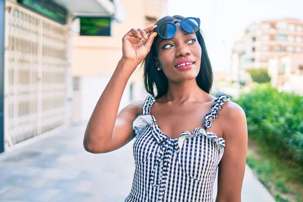 Jovem Afro Americana Sorrindo Feliz Andando Rua Cidade — Fotografia de Stock