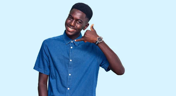 Joven Hombre Afroamericano Vistiendo Ropa Casual Sonriendo Haciendo Gesto Telefónico — Foto de Stock