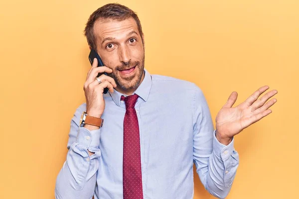 Jonge Knappe Man Die Een Gesprek Voeren Smartphone Vieren Prestatie — Stockfoto