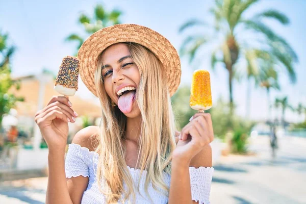 Joven Rubia Turista Sonriendo Feliz Comiendo Helado Ciudad —  Fotos de Stock