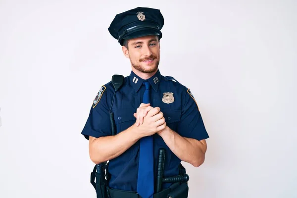 Ung Kaukasier Man Bär Polisuniform Med Händerna Tillsammans Och Korsade — Stockfoto