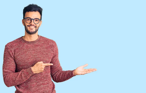 Homem Hispânico Bonito Jovem Vestindo Camisola Inverno Óculos Espantado Sorrindo — Fotografia de Stock