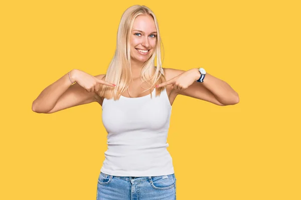 Młoda Blondynka Luźnym Stylu Koszulą Bez Rękawów Patrząc Pewnie Uśmiechem — Zdjęcie stockowe