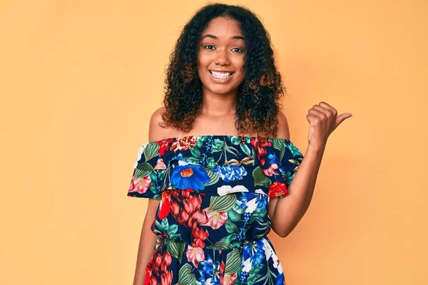 Молода Афроамериканка Одягнена Повсякденний Одяг Посміхається Щасливим Обличчям Вказує Бік — стокове фото