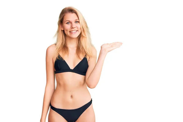 Giovane Bella Donna Bionda Che Indossa Bikini Sorridente Allegra Presentazione — Foto Stock
