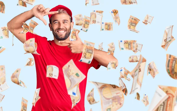 Genç, sarışın, tişört ve şapka giyen, gülümseyen, elleri ve parmakları gülen yüzlü bir adam. yaratıcılık ve fotoğrafçılık kavramı.