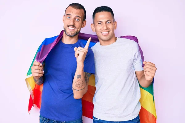 Joven Pareja Gay Dos Hombres Sosteniendo Arco Iris Lgbtq Bandera — Foto de Stock