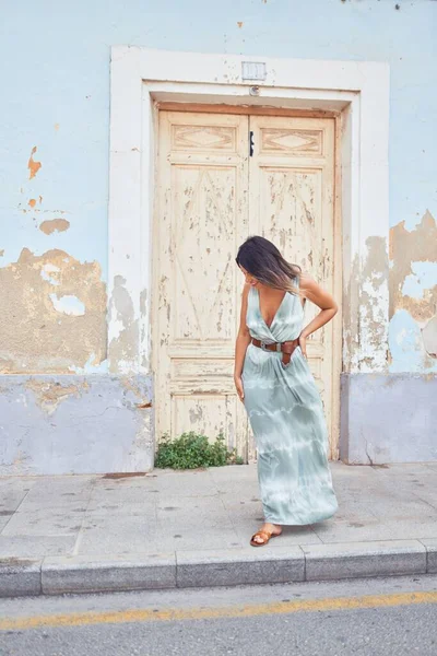 Bella Giovane Donna Che Indossa Vestiti Alla Moda Piedi Lungo — Foto Stock