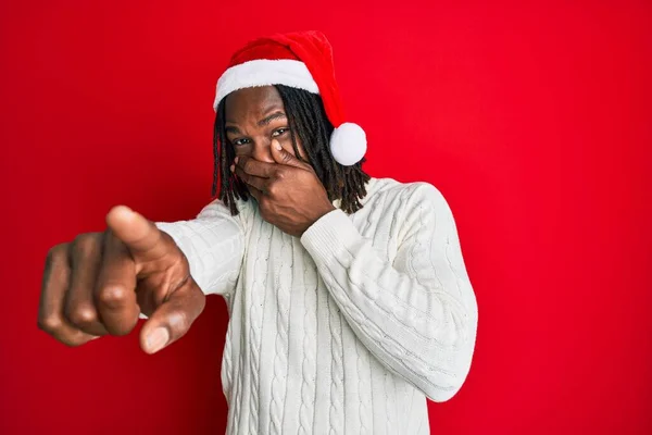 Africano Americano Com Tranças Usando Chapéu Natal Rindo Você Apontando — Fotografia de Stock