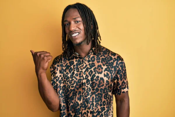 Hombre Afroamericano Con Trenzas Con Camisa Estampada Animal Leopardo Sonriendo —  Fotos de Stock