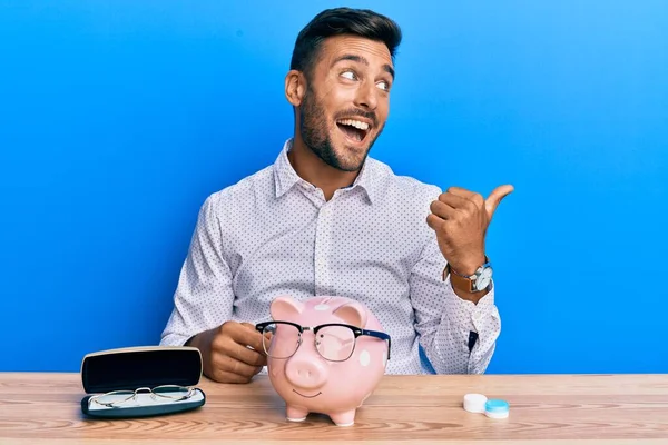 Schöner Hispanischer Mann Mit Sparschwein Für Brille Der Den Daumen — Stockfoto