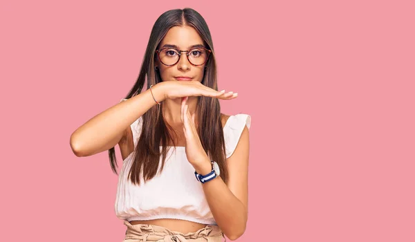 Gündelik Giysiler Gözlük Takan Genç Spanyol Kadın Kol Hareketi Yapıyor — Stok fotoğraf
