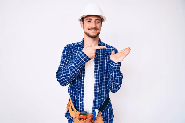 Joven Hombre Guapo Weaing Manitas Uniforme Sorprendido Sonriendo Cámara Mientras —  Fotos de Stock