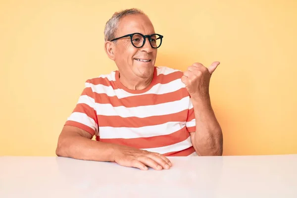 Hombre Guapo Mayor Con Pelo Gris Usando Ropa Casual Gafas —  Fotos de Stock
