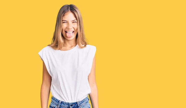 Hermosa Mujer Caucásica Con Pelo Rubio Con Camiseta Blanca Casual — Foto de Stock