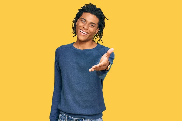 Junger Afrikanisch Amerikanischer Mann Lässigem Winterpullover Lächelt Fröhlich Und Bietet — Stockfoto
