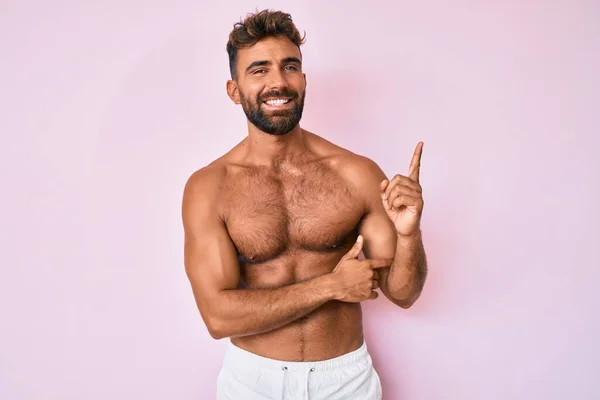 Joven Hispano Pie Sin Camisa Con Una Gran Sonrisa Cara — Foto de Stock