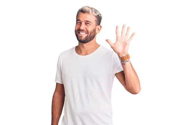 Jovem Homem Loiro Bonito Vestindo Shirt Casual Mostrando Apontando Para — Fotografia de Stock