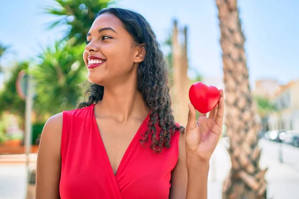 Jong Afrikaans Amerikaans Meisje Glimlachen Gelukkig Holding Hart Stad — Stockfoto