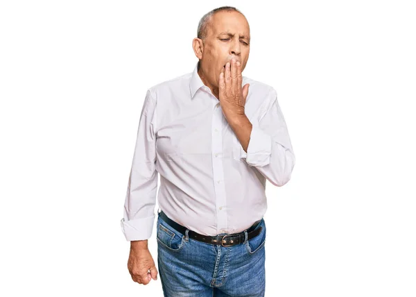 Knappe Oudere Man Een Elegant Wit Shirt Verveeld Geeuwen Moe — Stockfoto