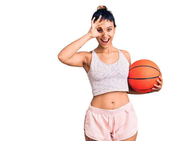 Joven Mujer Sosteniendo Pelota Baloncesto Sonriendo Feliz Haciendo Signo Con —  Fotos de Stock