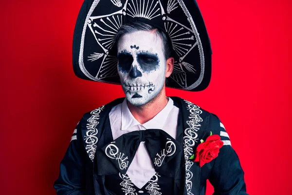 Mladý Muž Mexickém Dni Mrtvého Kostýmu Přes Červenou Rukou Břiše — Stock fotografie