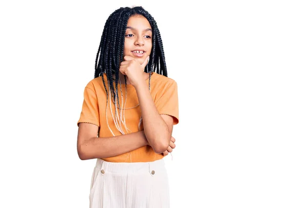 Schattig Afrikaans Amerikaans Meisje Casual Kleren Met Hand Kin Denkend — Stockfoto