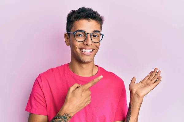 Junger Gutaussehender Afrikanisch Amerikanischer Mann Mit Brille Vor Rosa Hintergrund — Stockfoto