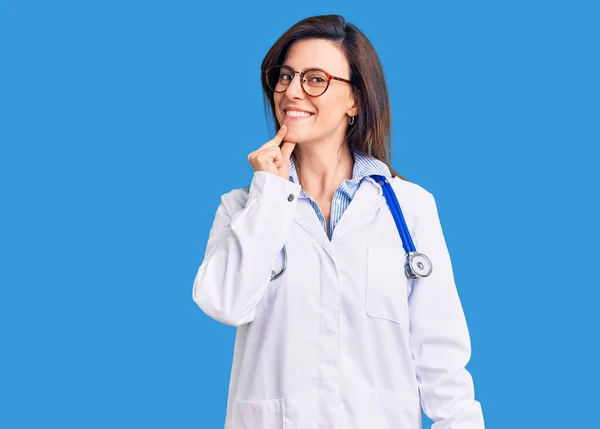 Ung Vacker Kvinna Bär Läkare Stetoskop Och Glasögon Ser Säker — Stockfoto