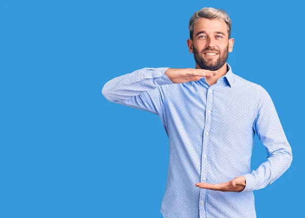 Jonge Knappe Blonde Man Draagt Elegant Shirt Gebaren Met Handen — Stockfoto