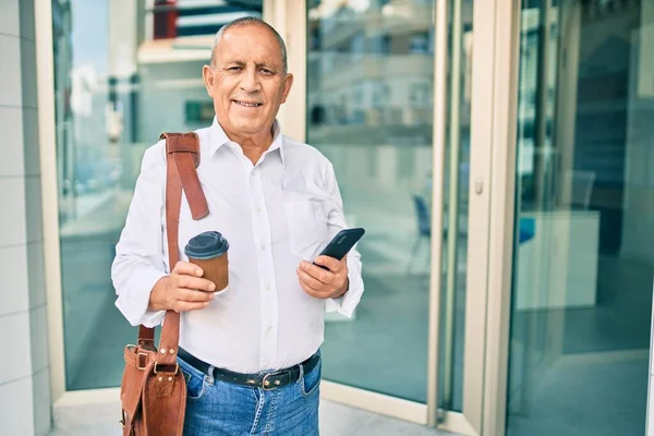 Senior Gråhårig Affärsman Använder Smartphone Och Dricka Bort Kaffe Staden — Stockfoto