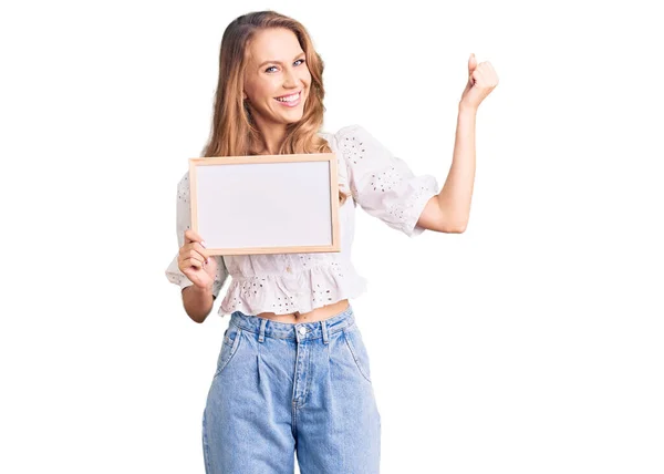 Joven Mujer Caucásica Con Pelo Rubio Sosteniendo Banner Vacío Blanco —  Fotos de Stock