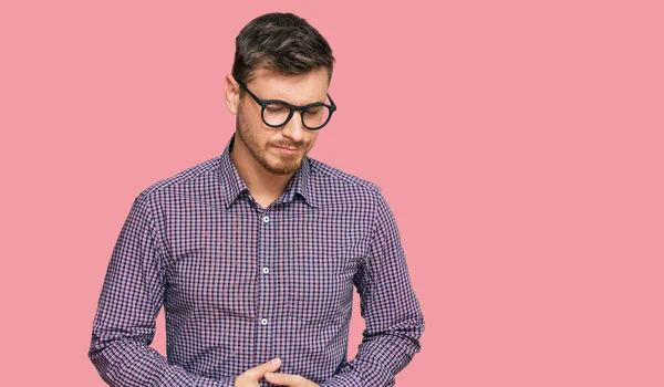 Hombre Caucásico Guapo Que Usa Ropa Casual Gafas Con Mano — Foto de Stock