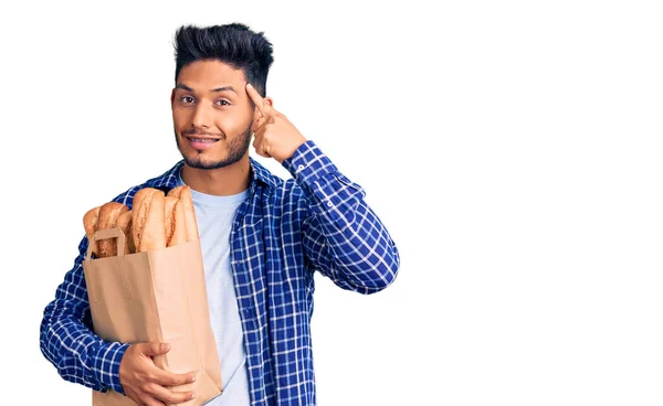 Beau Jeune Homme Latino Américain Tenant Sac Papier Avec Pain — Photo