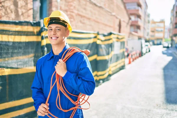 Giovane Operaio Ispanico Sorridente Felice Tenuta Cavo Elettrico Strada Della — Foto Stock