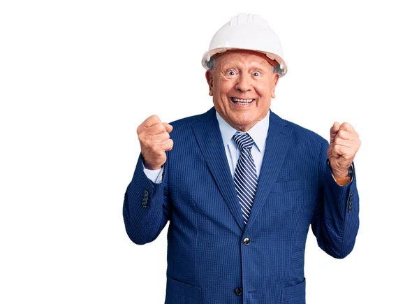 Senior Stilig Gråhårig Man Klädd Kostym Och Arkitekt Hardhat Glada — Stockfoto