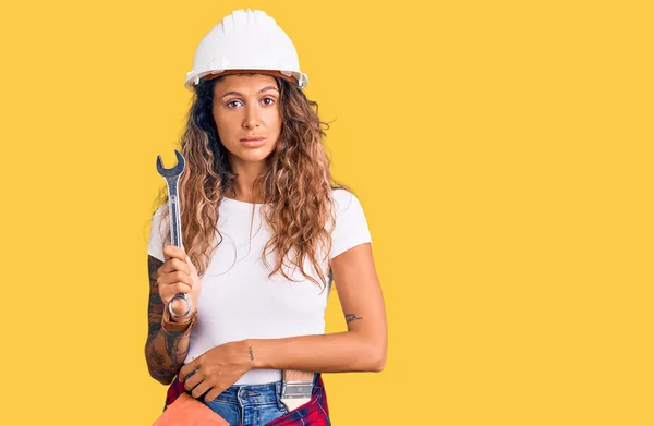 Junge Hispanische Frau Mit Tätowierung Trägt Harthut Und Bauarbeiterklamotten Mit — Stockfoto