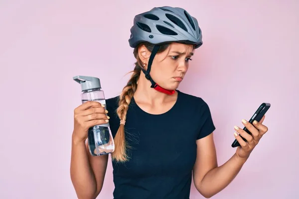 Schöne Kaukasische Frau Mit Fahrradhelm Schaut Deprimiert Auf Ihr Smartphone — Stockfoto