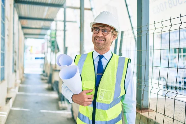 Geschäftsmann Mit Hut Steht Vor Einem Bauprojekt Und Trägt Reflektierende — Stockfoto