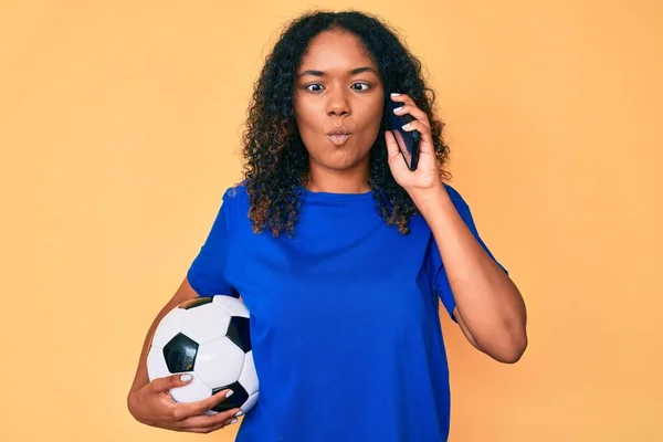 Jovem Afro Americana Segurando Bola Futebol Falando Smartphone Fazendo Cara — Fotografia de Stock