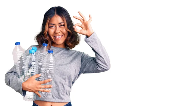 Ung Vacker Blandras Kvinna Håller Återvinning Plastflaskor Gör Tecken Med — Stockfoto