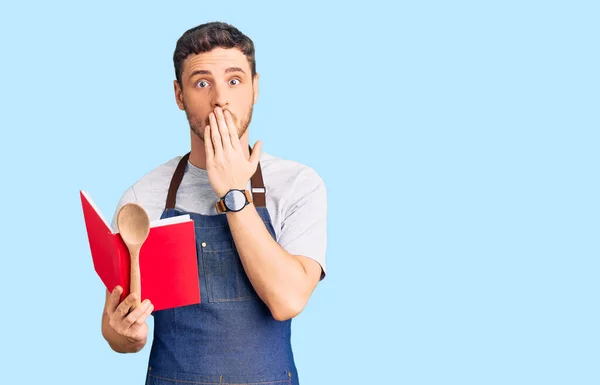 Joven Guapo Con Oso Vistiendo Delantal Panadero Profesional Leyendo Libro — Foto de Stock