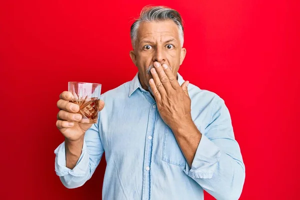 Siwowłosy Mężczyzna Średnim Wieku Pijący Szklankę Whisky Zakrywającą Usta Ręką — Zdjęcie stockowe
