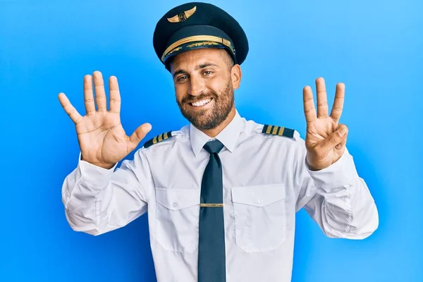 Snygg Man Med Skägg Klädd Flygplan Pilot Uniform Som Visar — Stockfoto