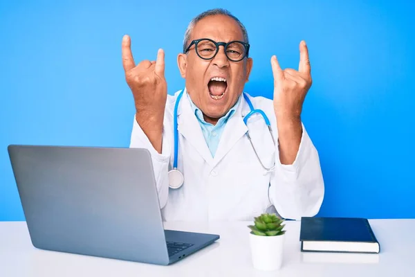 Uomo Anziano Bello Con Capelli Grigi Indossa Uniforme Medico Che — Foto Stock